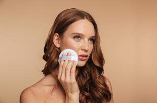 Зеркало больше не пугает: простая смена плотного крема на флюид стирает годы с усталого лица