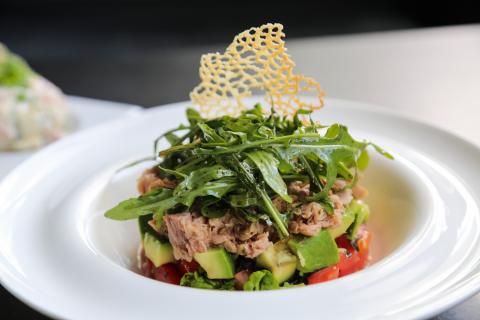 Рецепт салата с тунцом, кукурузой и яйцами: простой способ приготовить за 10 минут