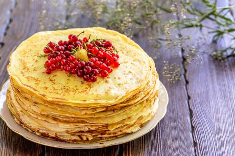 Кулинары рассказали, как сделать ажурные блины с дырочками при добавлении газированной воды