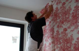 Фен, шприц и игла помогут исправить вздувшиеся обои без снятия со стены