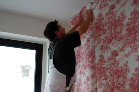 Фен, шприц и игла помогут исправить вздувшиеся обои без снятия со стены