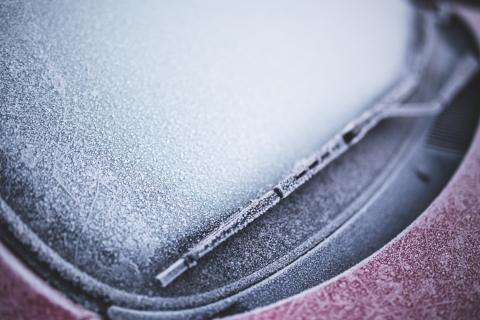 Автоэксперты рассказали, как разморозить бачок стеклоомывателя без риска повреждений