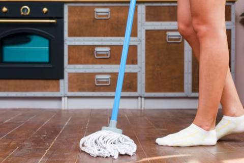 Средство для посуды в воде для пола оставляет липкую плёнку и разводы — Роза Пикоса