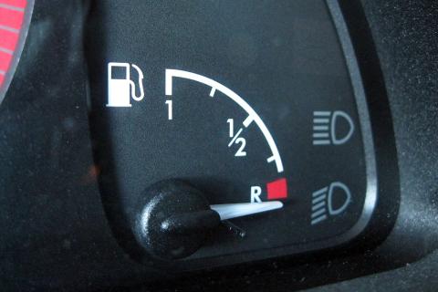 Индикатор низкого уровня топлива может сигнализировать о 7-10% остаточного объема — автоэксперт Павлов