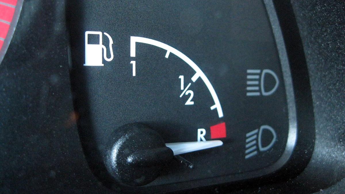 индикатор уровня топлива