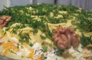 Салат Мимоза с красной рыбой собирается из четырех слоев овощей, рыбы и яиц с майонезом