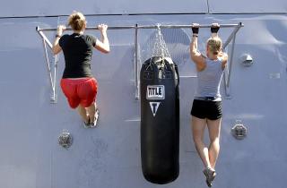 Подтягивания улучшают осанку и снижают нагрузку на позвоночник — отметил тренер Джейк Харкофф