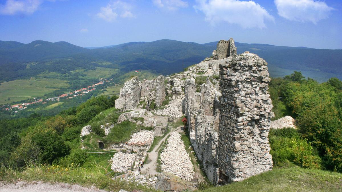 Руины замка Регек