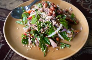 Салат с тунцом и авокадо сохраняет свежесть в холодильнике — повар