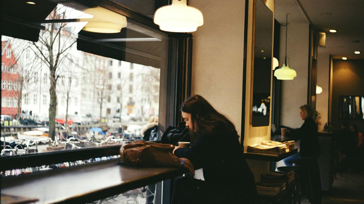 Девушка в кафе