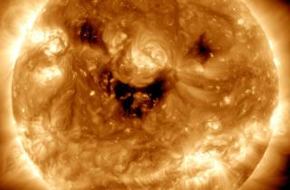 Учёные из Гавайского университета объяснили происхождение плазменного дождя на Солнце — Люк Бенавиц