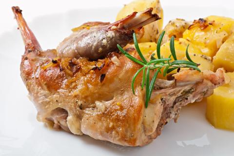 Сметанный маринад со аджикой смягчает волокна мяса кролика при запекании — повар