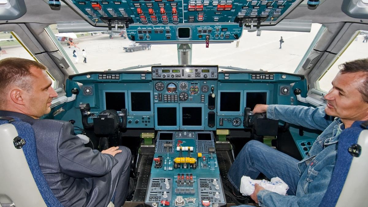 Polet Ilyushin Il-96-400T cockpit Beltyukov-1 Polet Ilyushin Il-96-400T cockpit Beltyukov-1