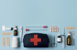 В аптечке для поездки на горнолыжный курорт должны быть обезболивающие и средства от растяжений