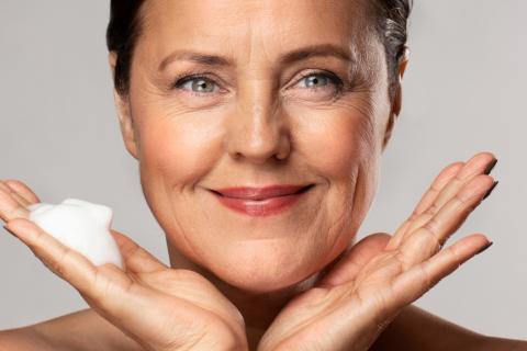 Солнцезащитные средства замедляют старение кожи — дерматолог Егорова