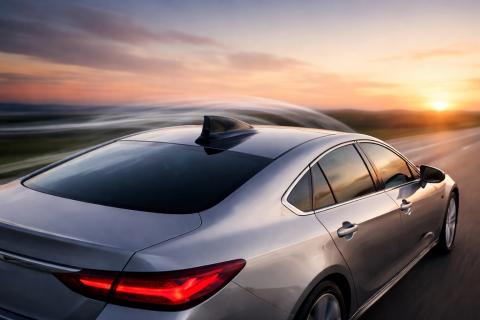 Крыша машины больше не металл — там поселился мозг связи, замаскированный под акулий плавник