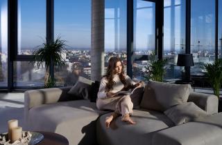 Жарка разносит жир по шкафам: микросферы оседают и окисляются, создавая тяжелый кухонный фон