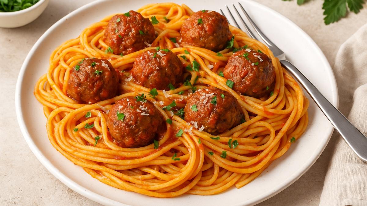 Паста с мясными фрикадельками в томатном соусе