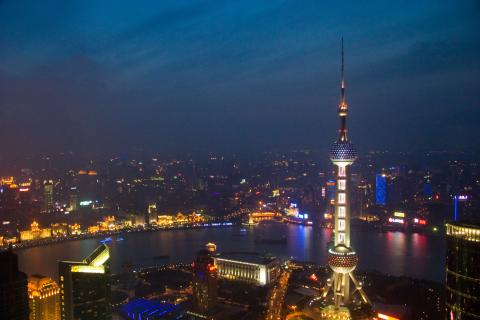 Путешественница выделяет шёлк как лучший сувенир из Шанхая