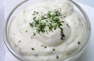Соус из майонеза с солёными огурцами и чесноком идеально подойдет к мясу, птице и картофелю