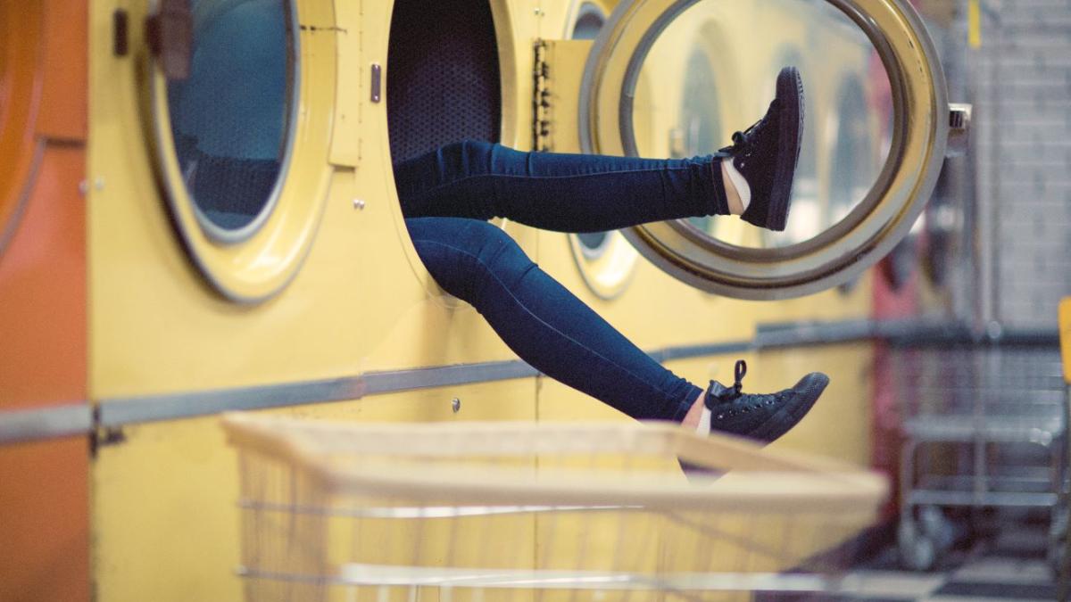 Девушка в стиральной машинке Девушка в стиральной машинке