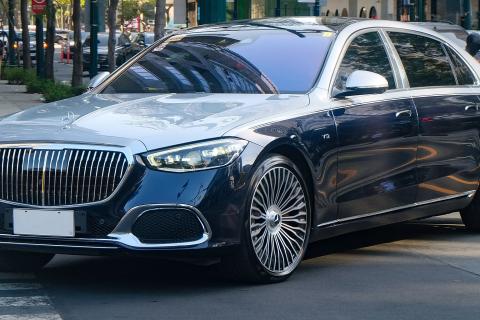 Mercedes-Maybach представил лимитированный седан S680 Emerald Isle на автошоу в Монтерее