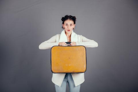 Современные чемоданы различаются по материалу, размеру и удобству колёс