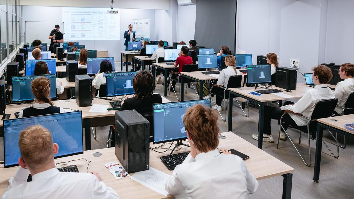 школьники на экзамене