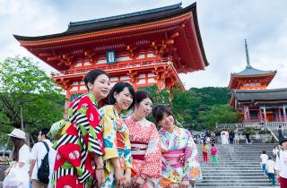 Храмы Японии взимают дань с богачей: прогрессивные сборы регулируют поток туристов и спасают наследие от износа