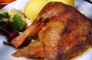 Куриные окорочка необходимо жарить на сковороде с чесноком для хрустящей корочки