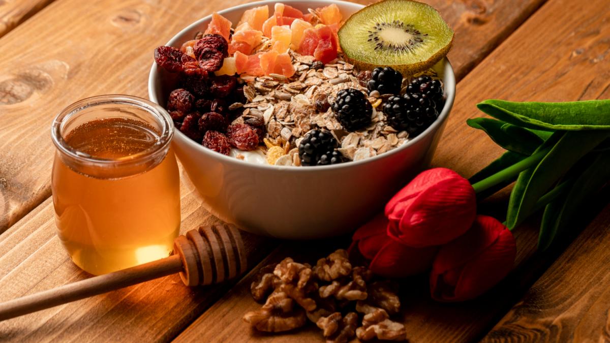 Гранола с медом, орехами и курагой