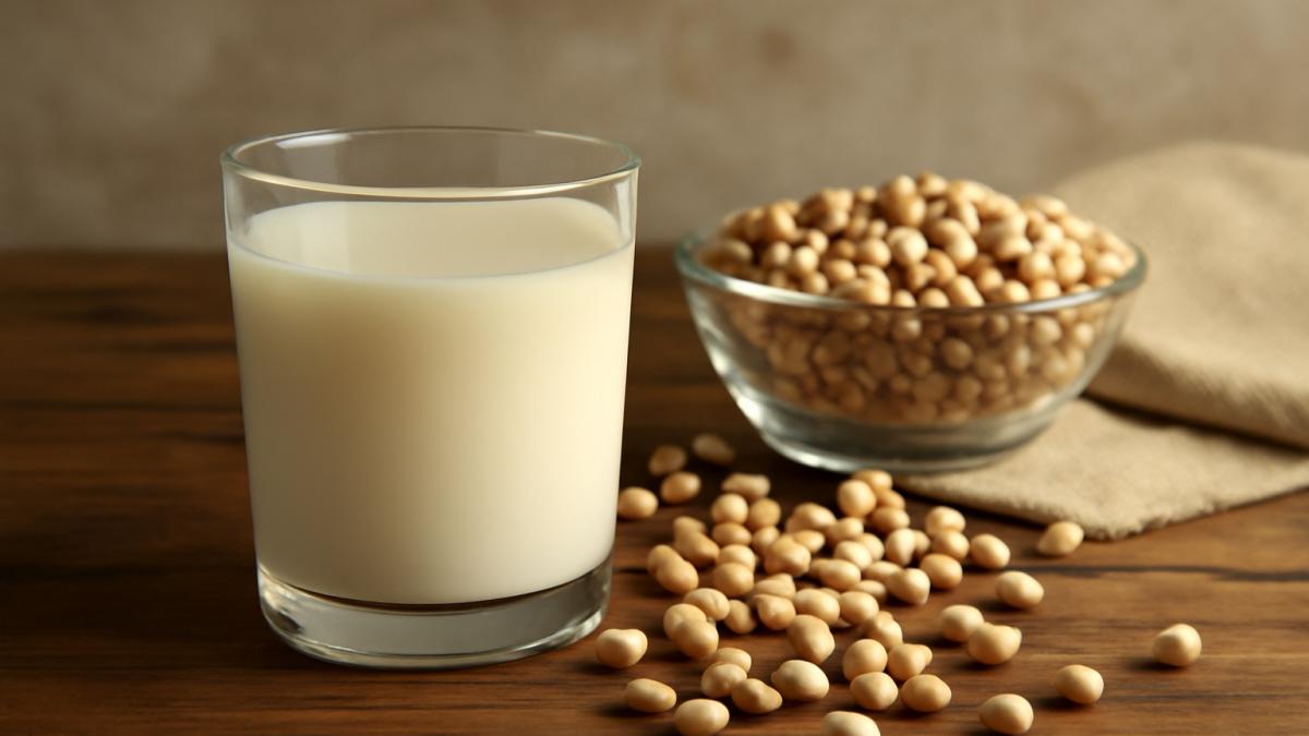 Стакан соевого молока с соей