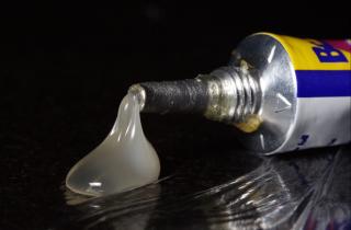 Твёрдый как гранит и крепкий как скала: обычный белый порошок превращает дешёвый клей в монолит