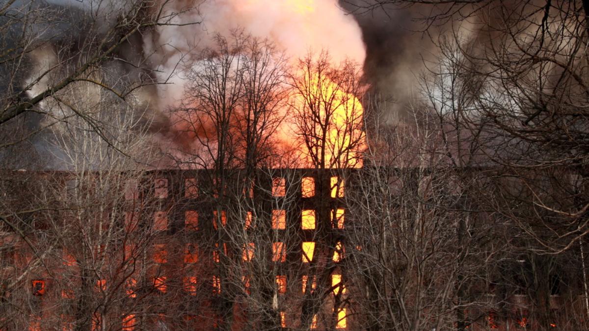 Пожар на "Невской мануфактуре" в Санкт-Петербурге