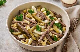 Салат с запеченной говядиной и помидорами создает насыщенный вкус