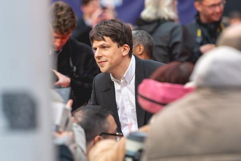 Джесси Айзенберг станет донором почки незнакомому человеку — NBC Джесси Айзенберг станет донором почки незнакомому человеку — NBC