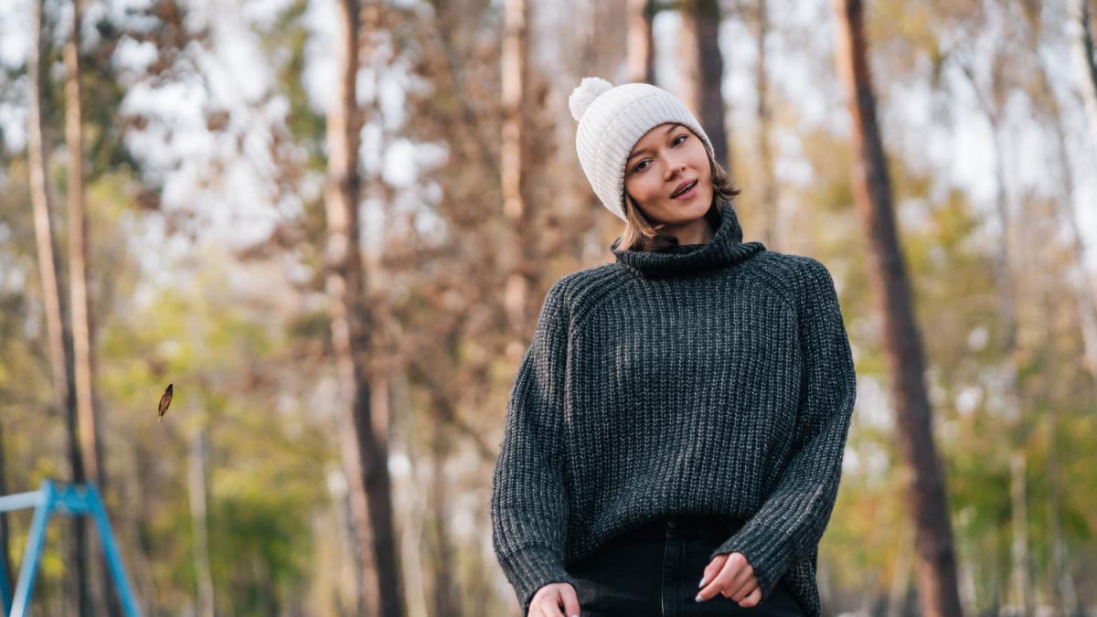 Девушка с свитере оверсайз