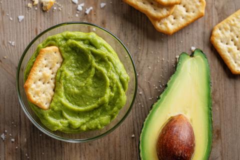 Рецепт EatingWell: авокадо, фаршированные консервированным лососем