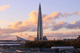 Петропавловская крепость и Исаакиевский собор входят в главные достопримечательности Санкт-Петербурга