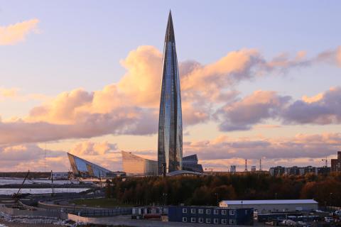 Петропавловская крепость и Исаакиевский собор входят в главные достопримечательности Санкт-Петербурга Петропавловская крепость и Исаакиевский собор входят в главные достопримечательности Санкт-Петербурга