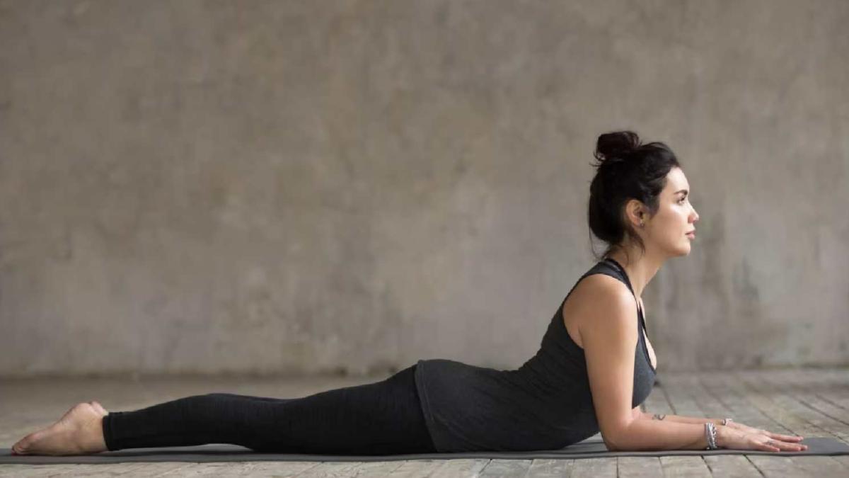 поза Baby Cobra в йоге