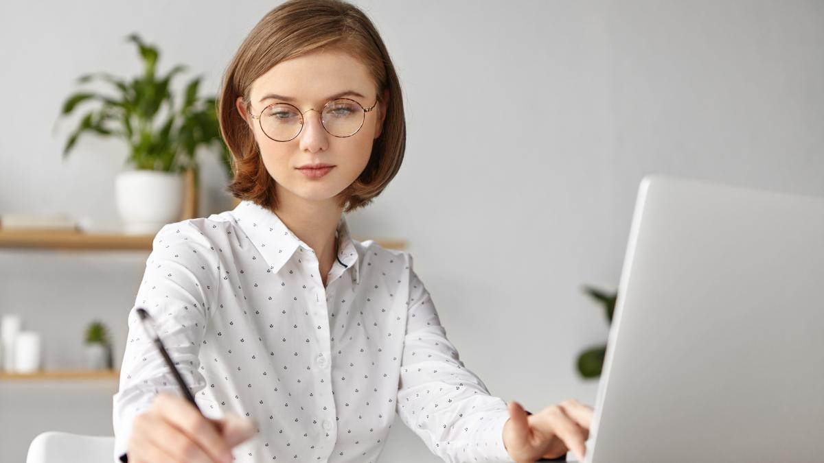 Девушка работает за нотубуком