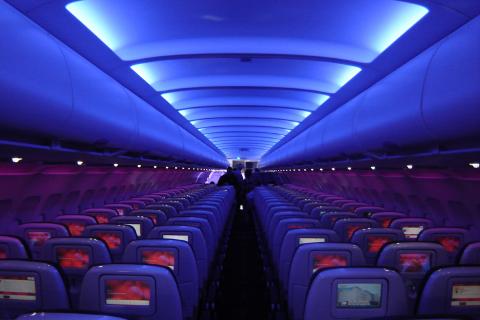 Женщина в самолёте случайно прочитала сообщение соседа и разрыдалась — Toronto Sun