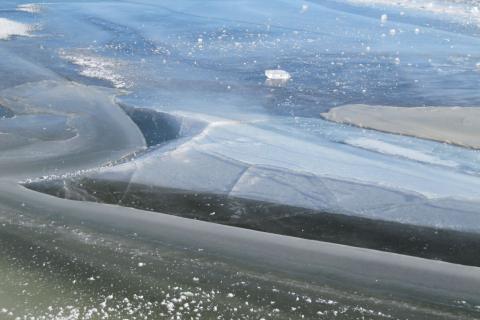 В Приморском крае три автомобиля оказались под водой после выезда на лёд – SHOT