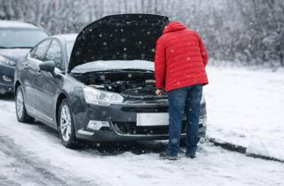 Дальний свет перед запуском вредит аккумулятору в мороз — автоэксперт