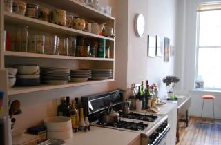 Дополнительное место с выдвижными полками: идеи для кухни от Джоанны Вирик