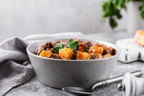 Треска тушёная с овощами на сковороде сохраняет сочность рыбы