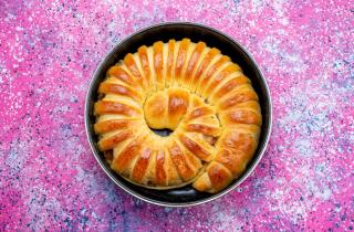 Дрожжевой маковый пирог сочетает нежнейшее сдобное тесто и ароматную начинку