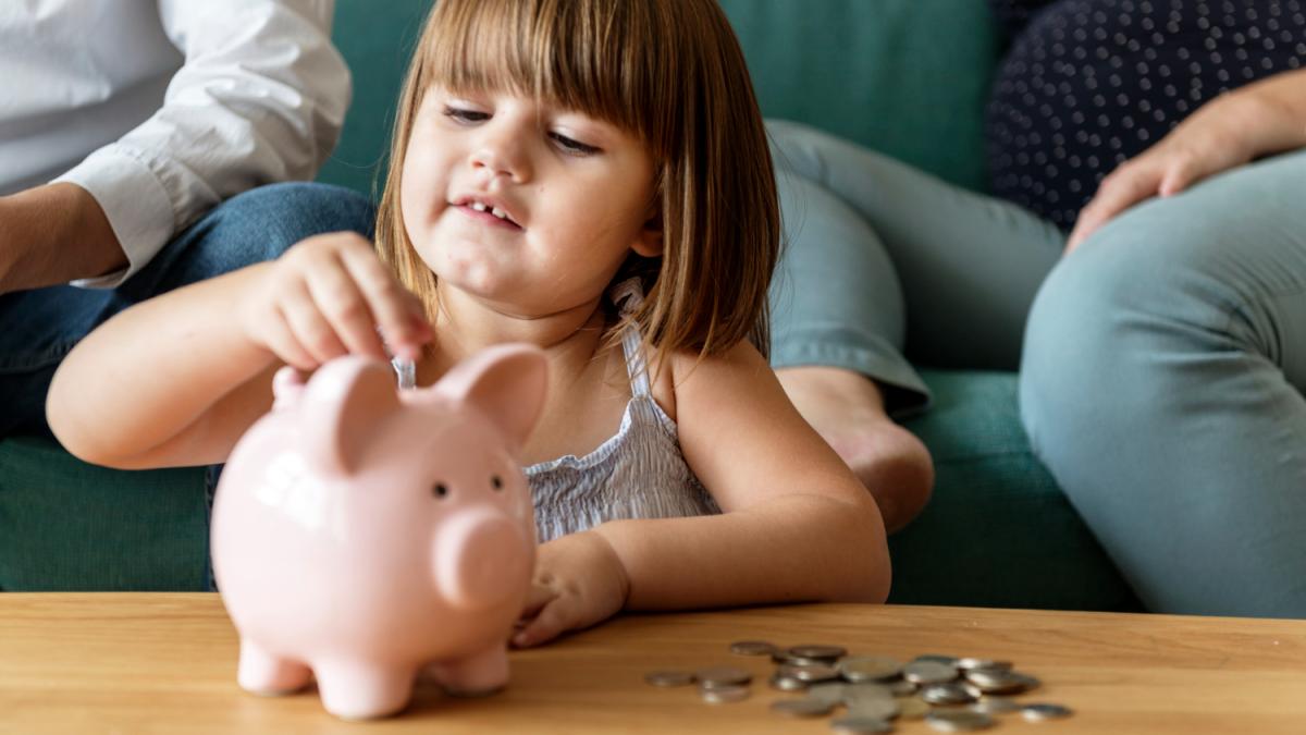 ребенок с копилкой