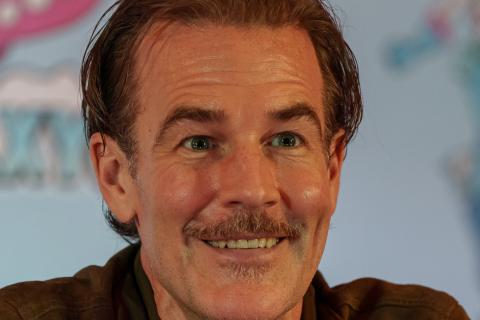 Джеймс Ван Дер Бик распродает реквизит из 